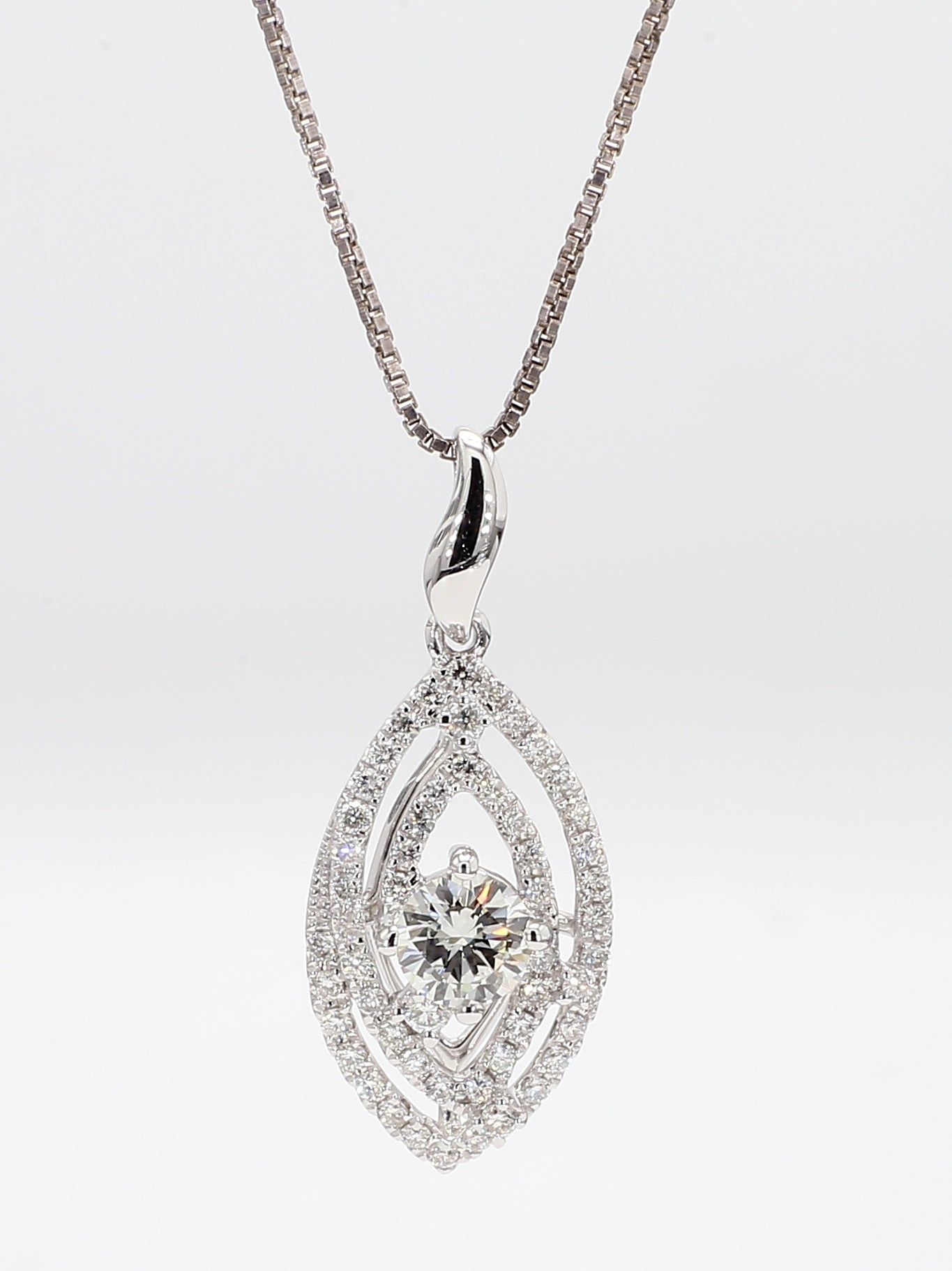 white diamond pendant necklace 0.97 carat