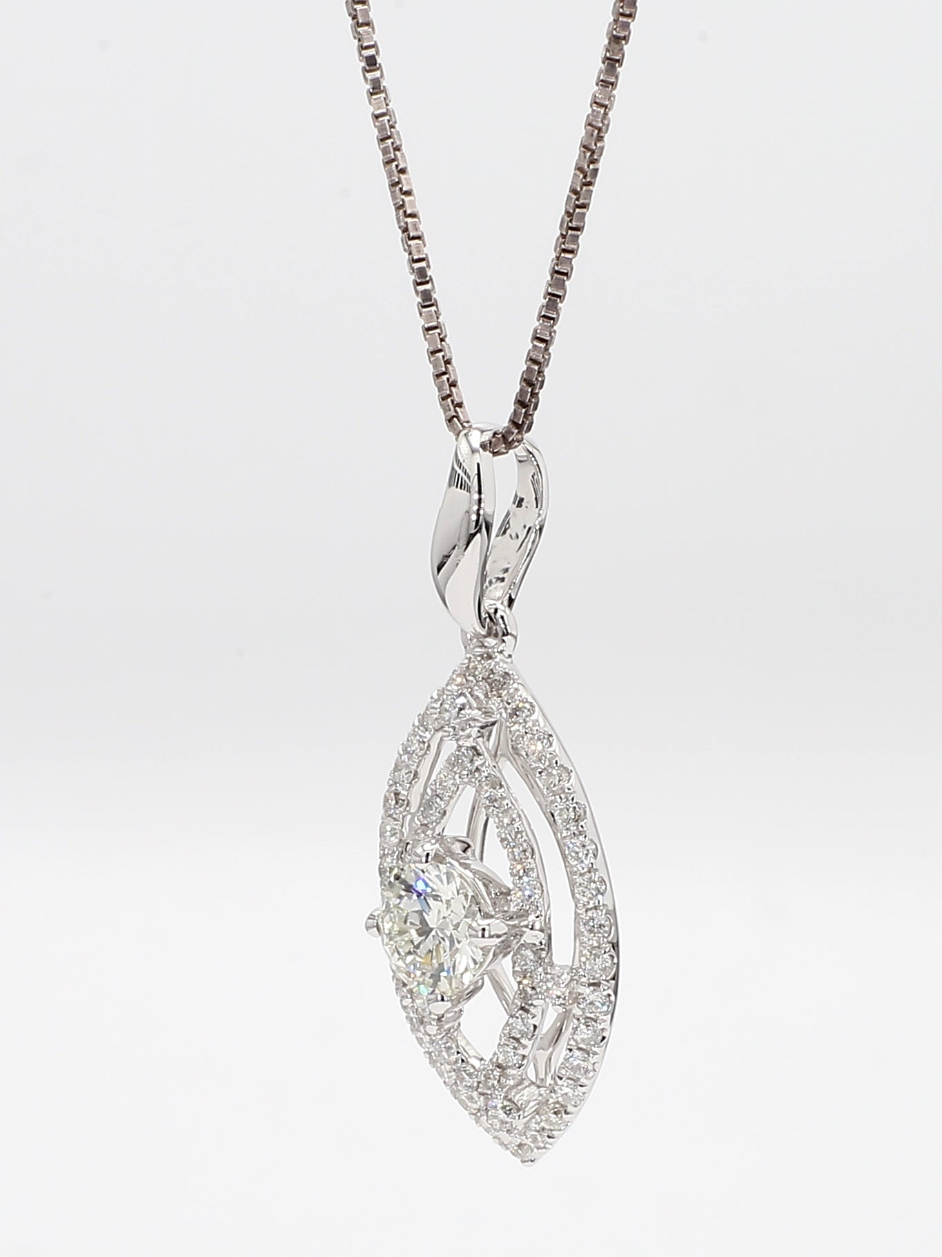 white diamond pendant necklace 0.97 carat