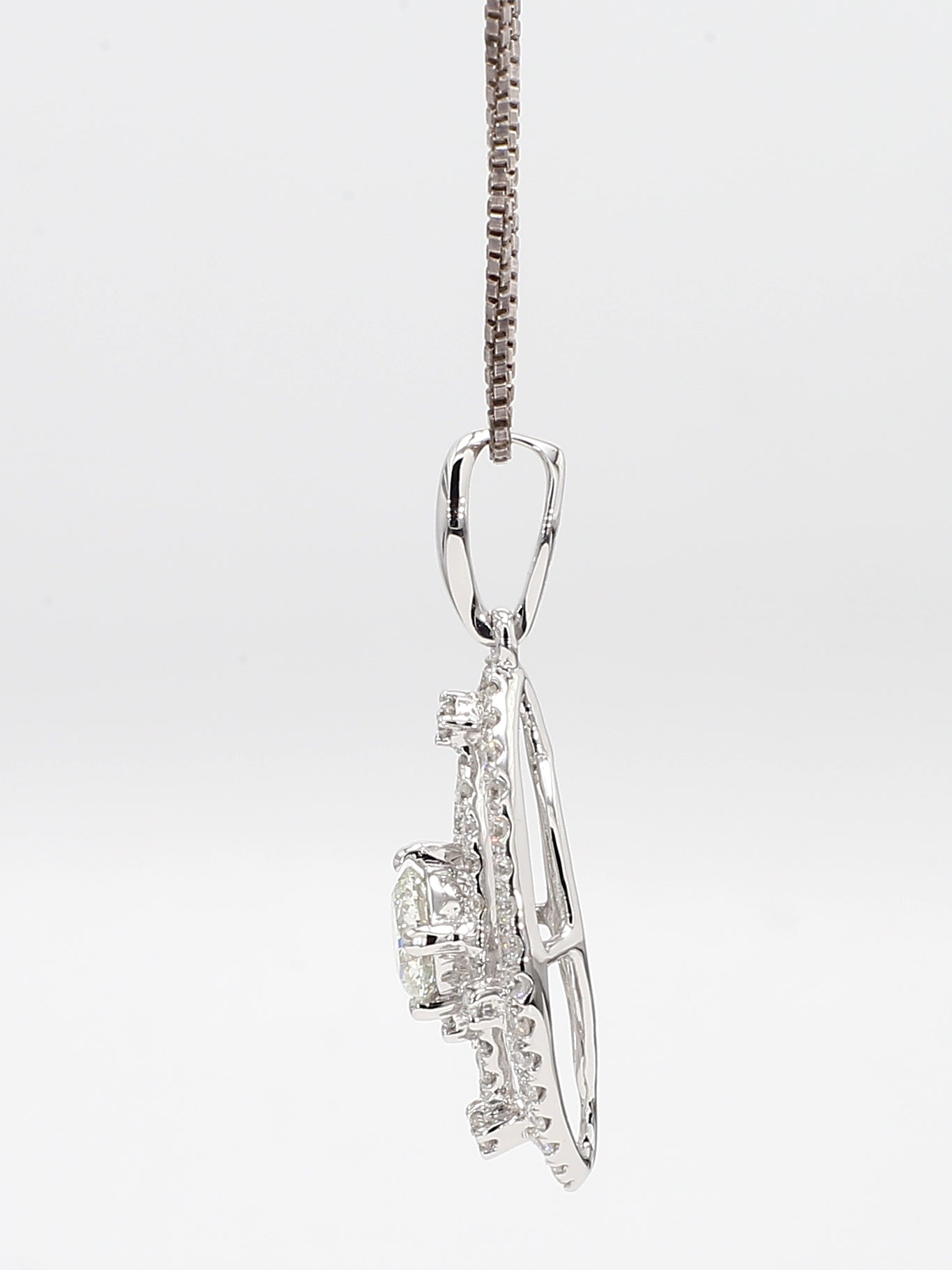 white diamond pendant necklace 0.97 carat