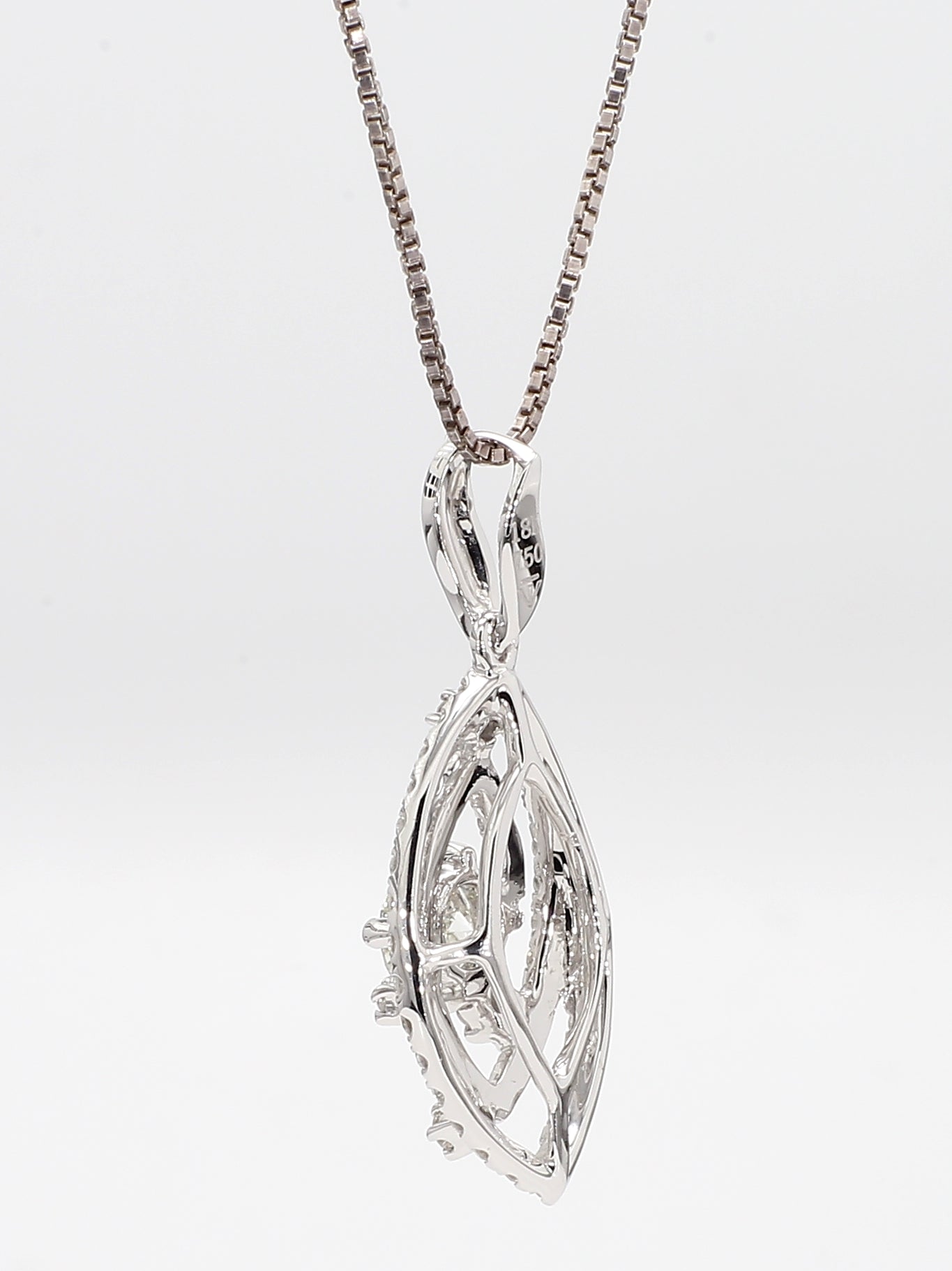 white diamond pendant necklace 0.97 carat