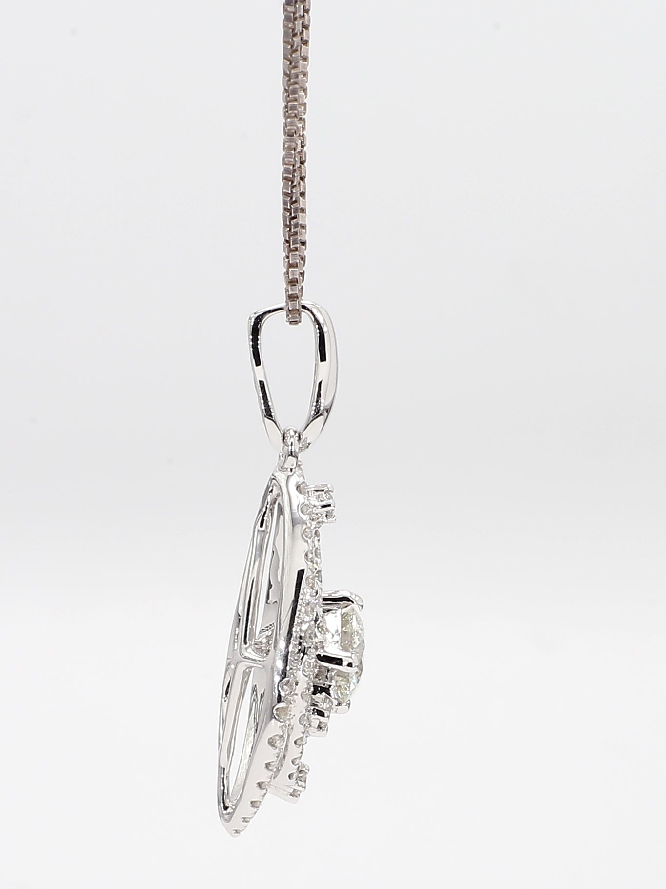 white diamond pendant necklace 0.97 carat