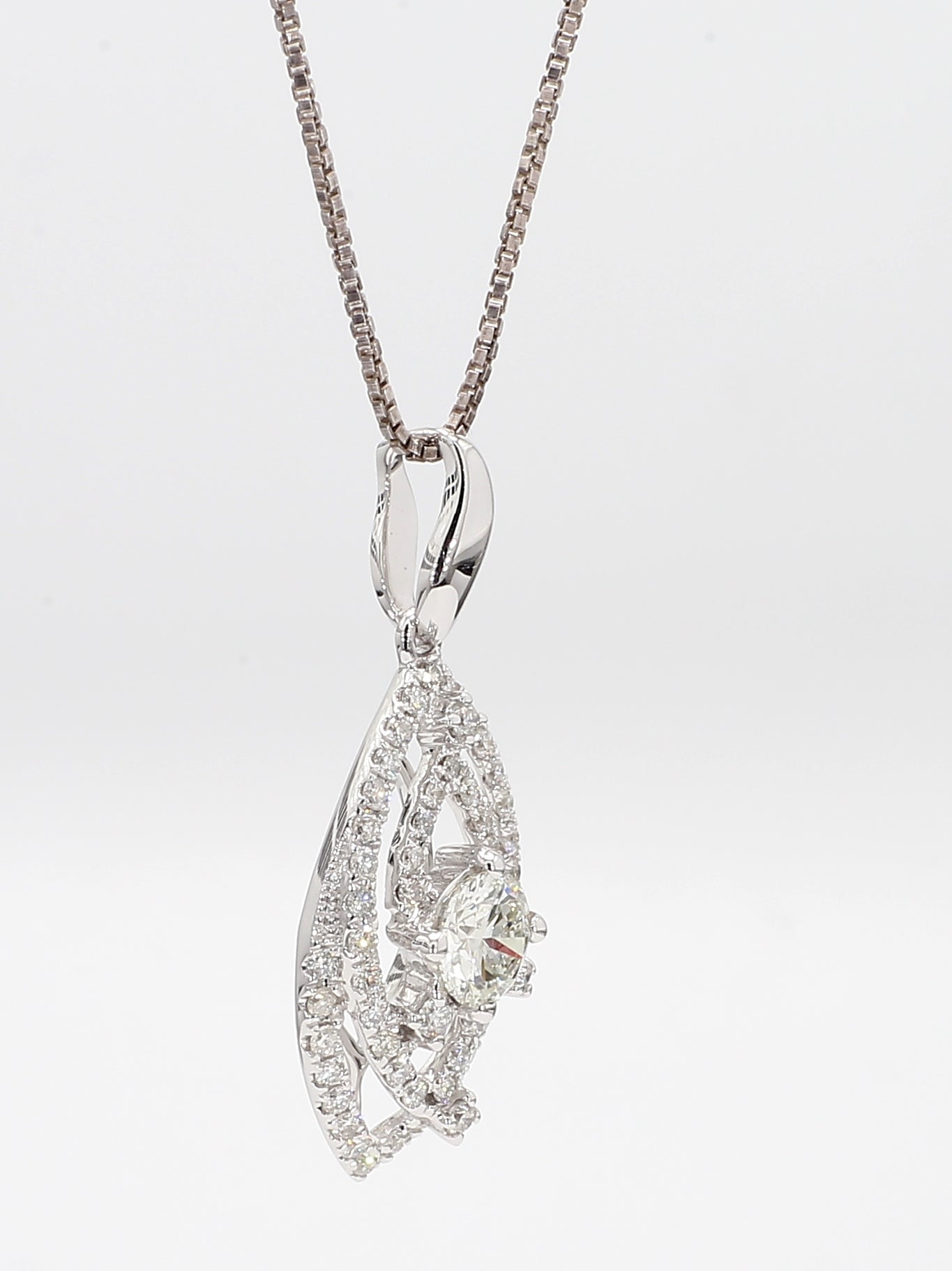 white diamond pendant necklace 0.97 carat