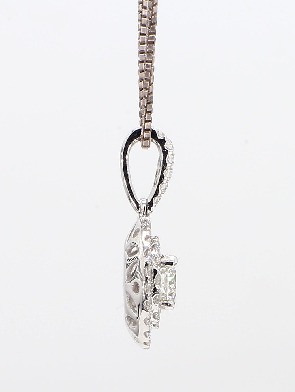 white diamond pendant necklace 0.97 carat